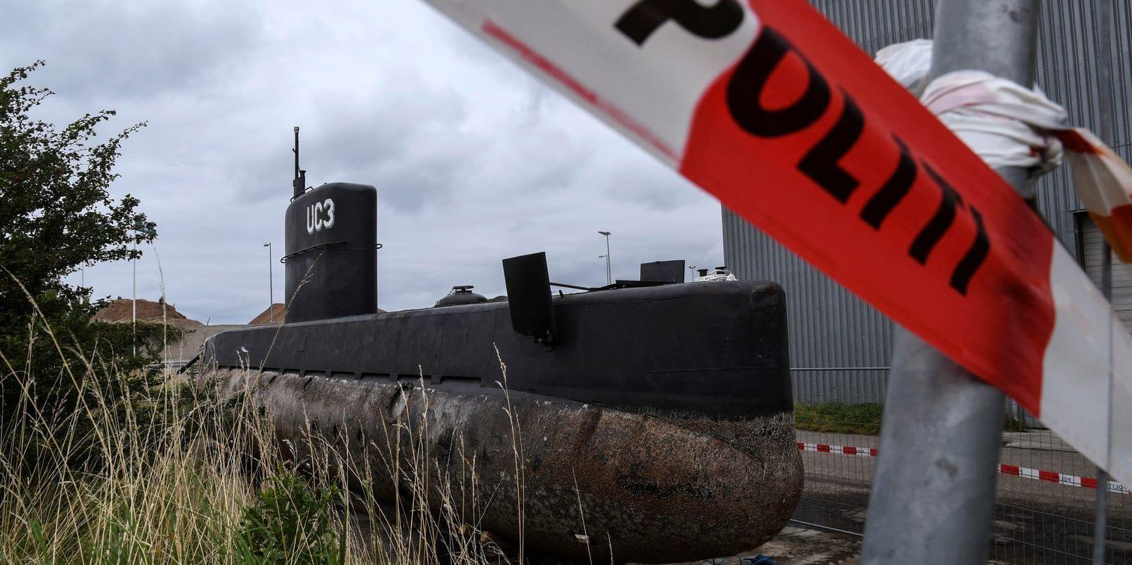 Ubåten UC3 Nautilus omgiven av polisens avspärrningsband och staket på en industritomt i Nordhavn i Köpenhamn. Nu väntar ny rättegång om mordet i ubåten. Arkivbild.