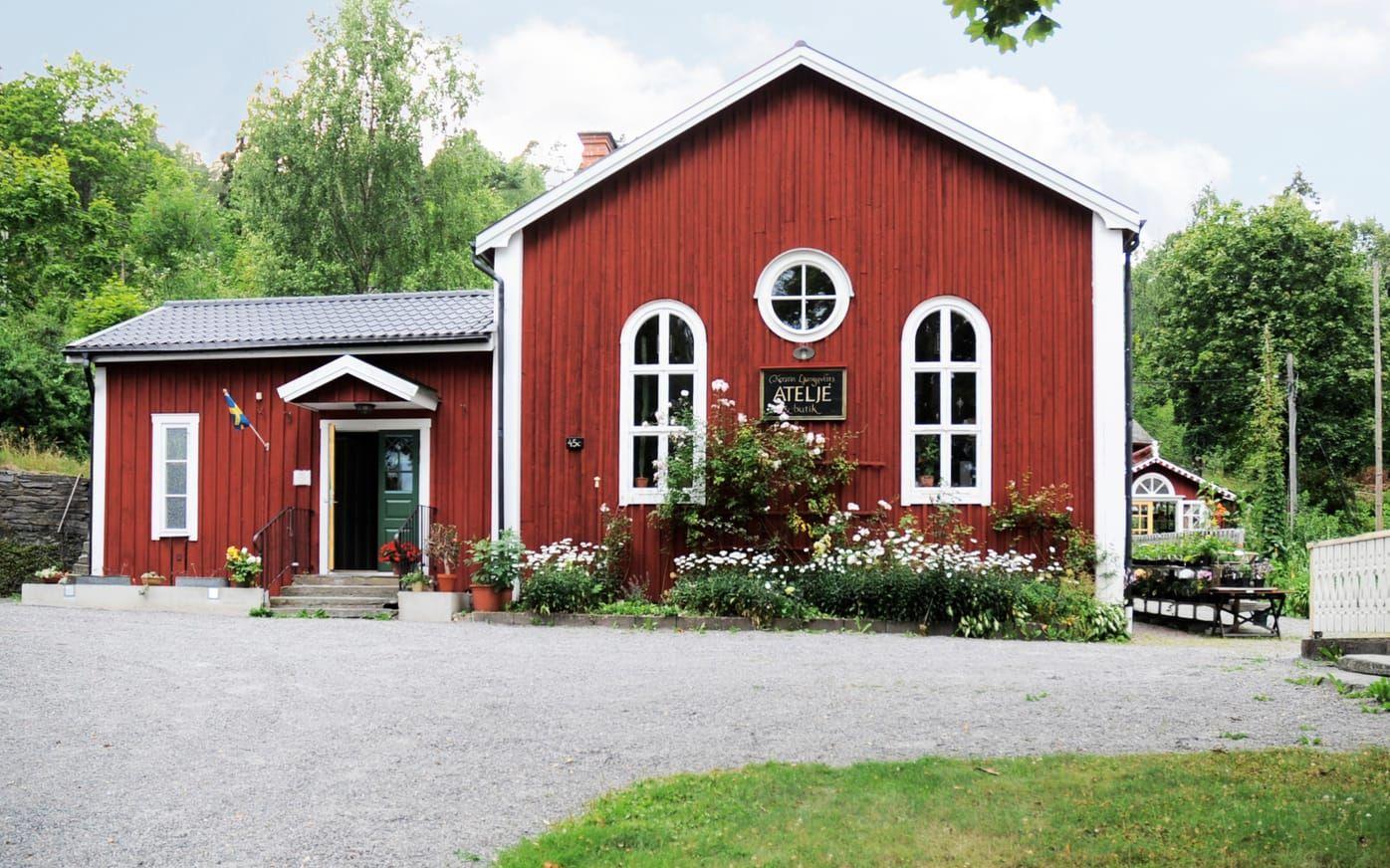 ATELJÉ. Kerstin Ljungqvist flyttade in i det gamla församlingshemmet i Dals Rostock 2009. Bild: Ann-Charlotte Fägerlind