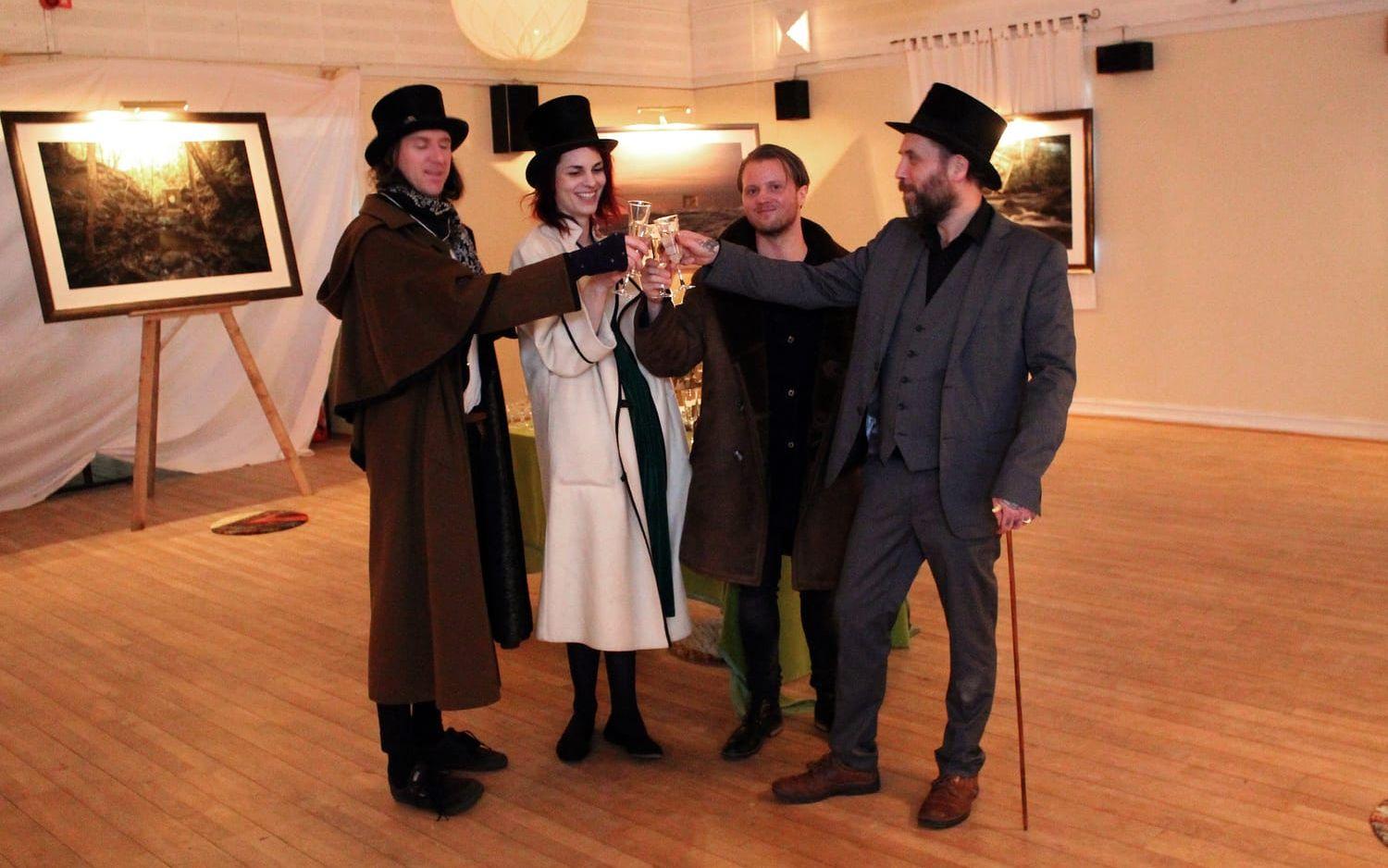 Äntligen. Konstduon Angle&Dawn, Anders Rane och Thomas Örn Karlsson invidge utställningen #memorylane i Krokstrands Folkets Hus med en skål.