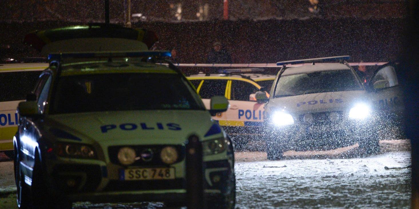 En man sköts ihjäl i ett flerfamiljshus i Enskede i södra Stockholm på söndagen. Arkivbild