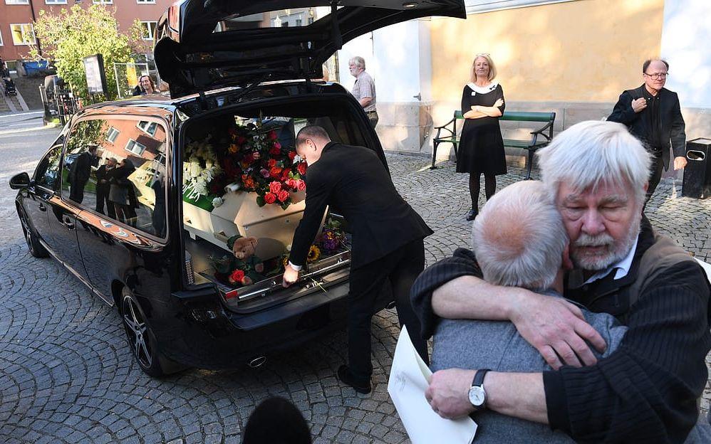 Janne "Loffe" Carlsson begravs i Katarina kyrka i Stockholm på måndagen. Kistan utanför kyrkan efter begravningsakten. Foto: Fredrik Sandberg / TT /
