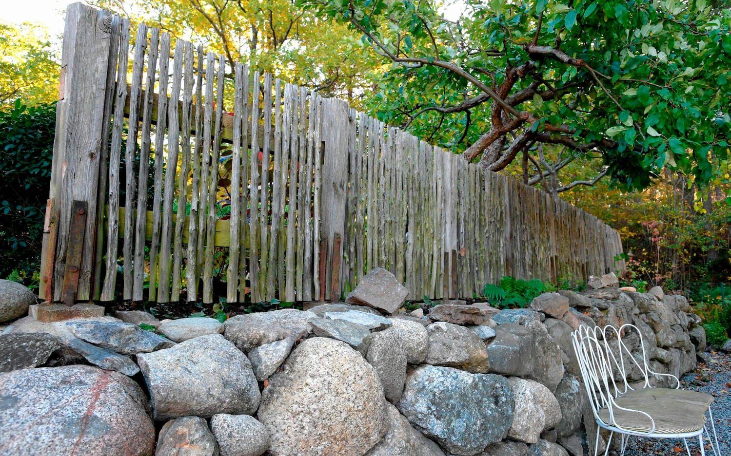 Spaljén av enestolpar, ritad av trädgårdsarkitekten Walter Bauer, ramar in gräsmattan och gränsar mot terrasseringen.