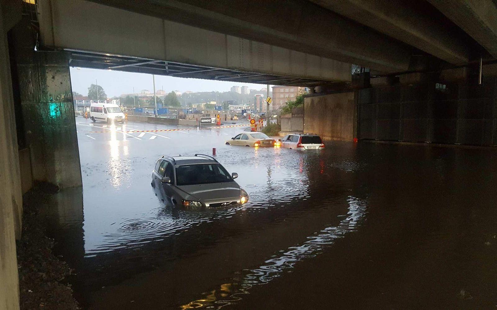 En viadukt i Gamlestan översvämmades kraftigt under fredagen. Bild: Läsarbild