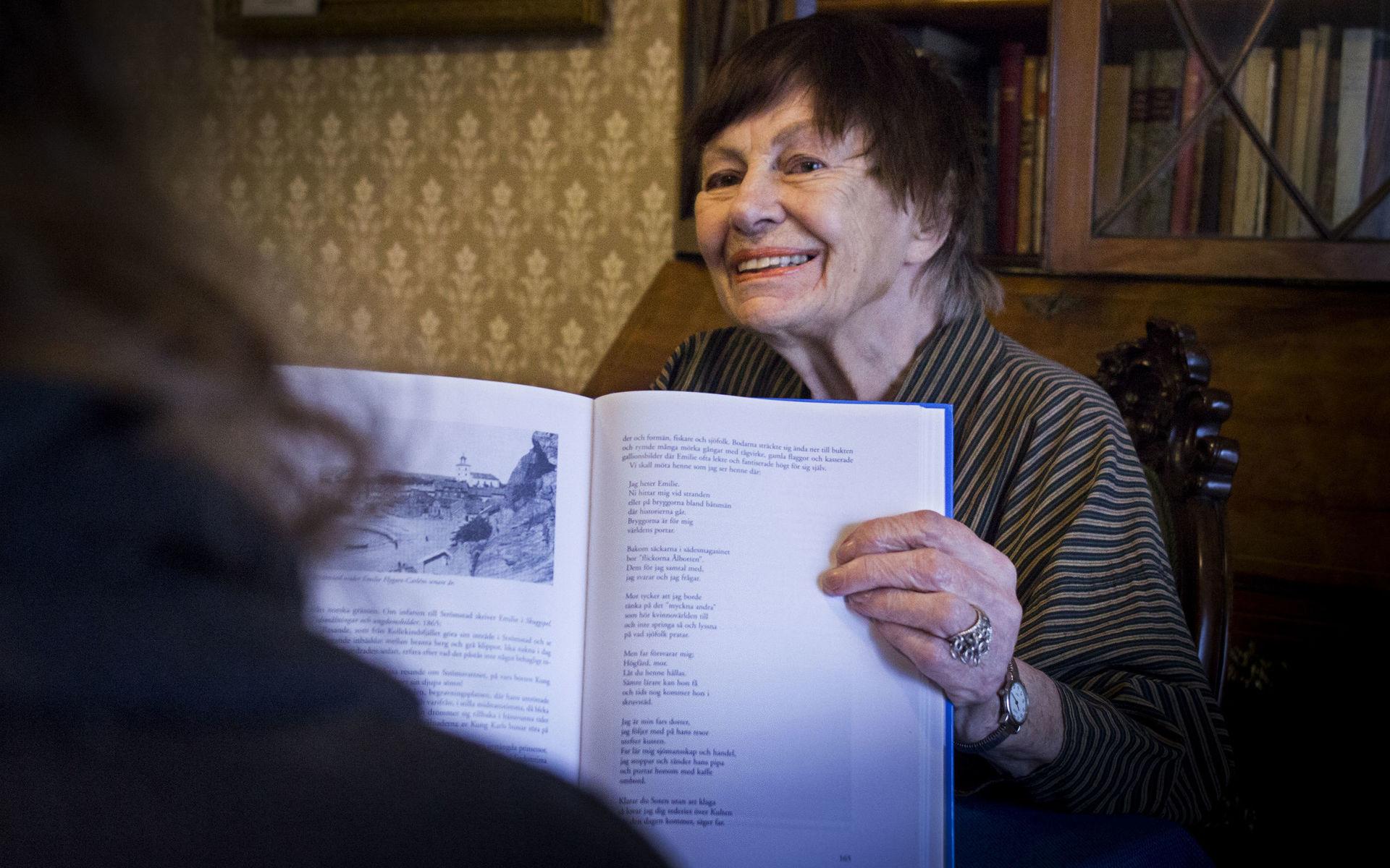 DOKUMENTATION. – Så här såg Strömstad ut på Emilies tid. Ann Smith visar foton som illustrerar hennes text i Bohusläns Gilles jubileumsbok.