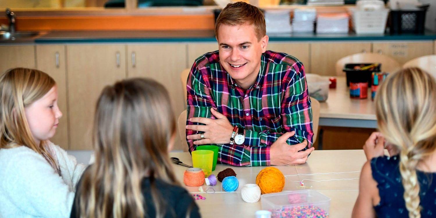 Utbildningsminister Gustav Fridolin besöker Bollstanäs skola i Upplands Väsby och presenterar lagförslag om tidigt stöd i skolan.