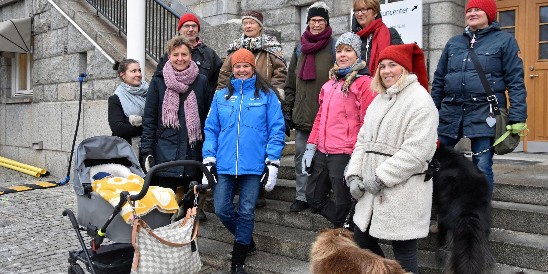 Ett gäng Strömstadsbor inspirerades av Greta Thunbergs ihärdighet att sittstrejka framför riksdagshuset på fredagar med avsikt att inte sluta förrän svensk politik är i linje med Parisavtalet. Fredag 14 december protesterade Strömstadsborna för klimatomställningen och lämnade in ett omfattande medborgarförslag.