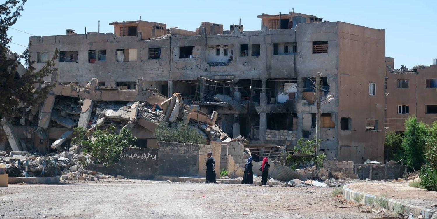 Människor som flytt undan striderna i al-Raqqa söker skydd i övergivna lägenheter i förstörda hus i närliggande städer.