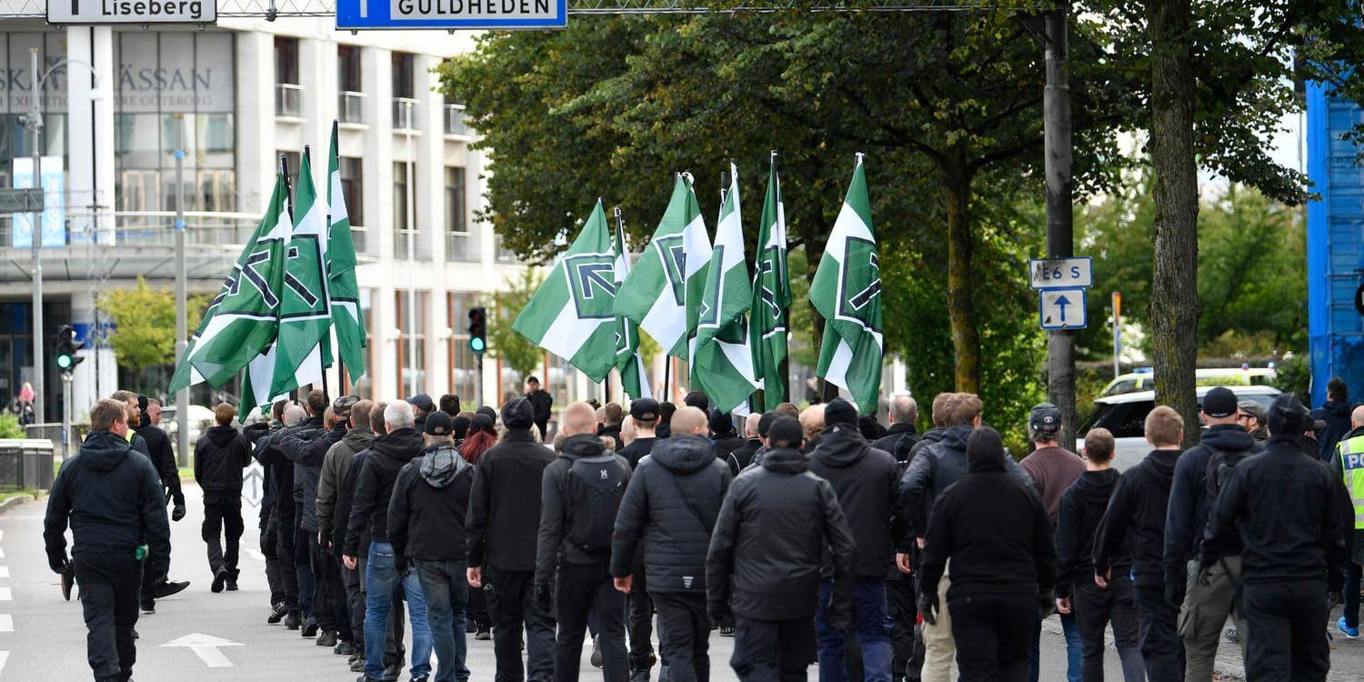Enligt tidningen Expo är det en person aktiv i Nordiska motståndsrörelsen (NMR) som åtalas för att ha hissat en nazistflagga i Eskilstuna. På bilden medlemmar ur NMR vid en demonstration i centrala Göteborg. Arkivbild