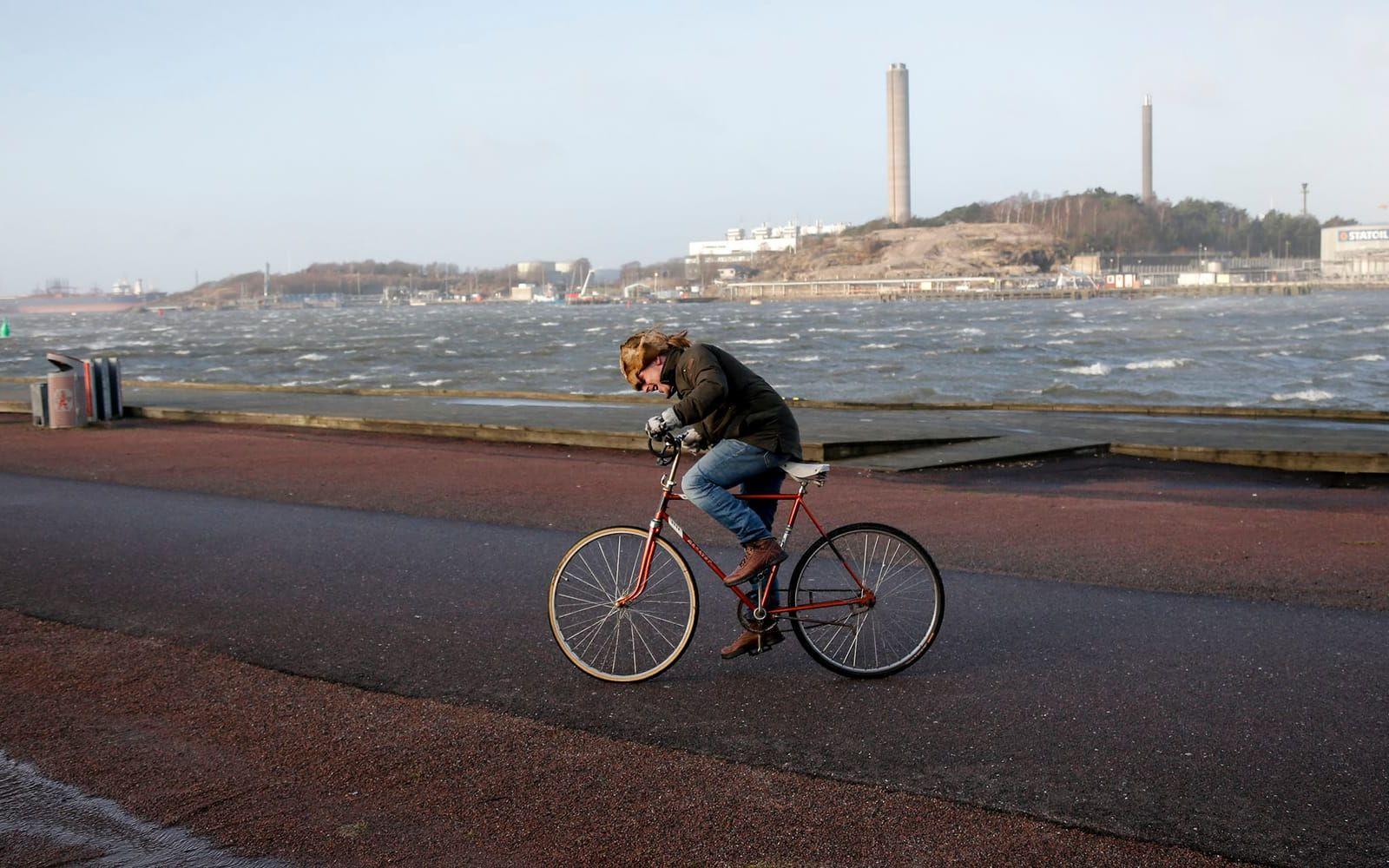 SMHI har utfärdat en klass 1-varning för mycket hårda vindbyar i Göteborg, Västra Götalands län och Bohuslän under annandagen.