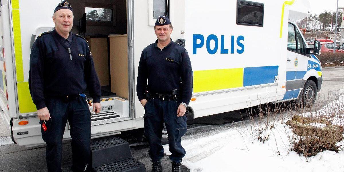 För tryggheten. Polisinspektörerna Tommy Eliasson och Stefan Johansson bemannar det mobila poliskontoret.