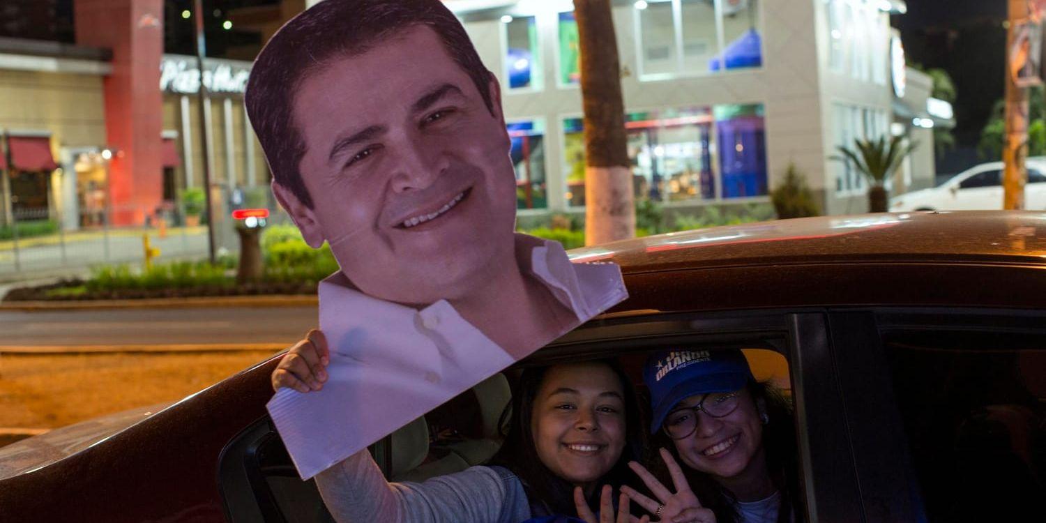 Anhängare till Honduras sittande president, Juan Orlando Hernández, firar att han ser ut att gå mot segern i landets presidentval.