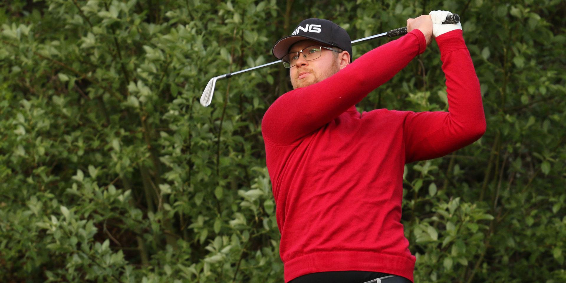 Hampus Bergman leder Fjällbacka Open på Swedish Golf Tour efter första dagens spel.