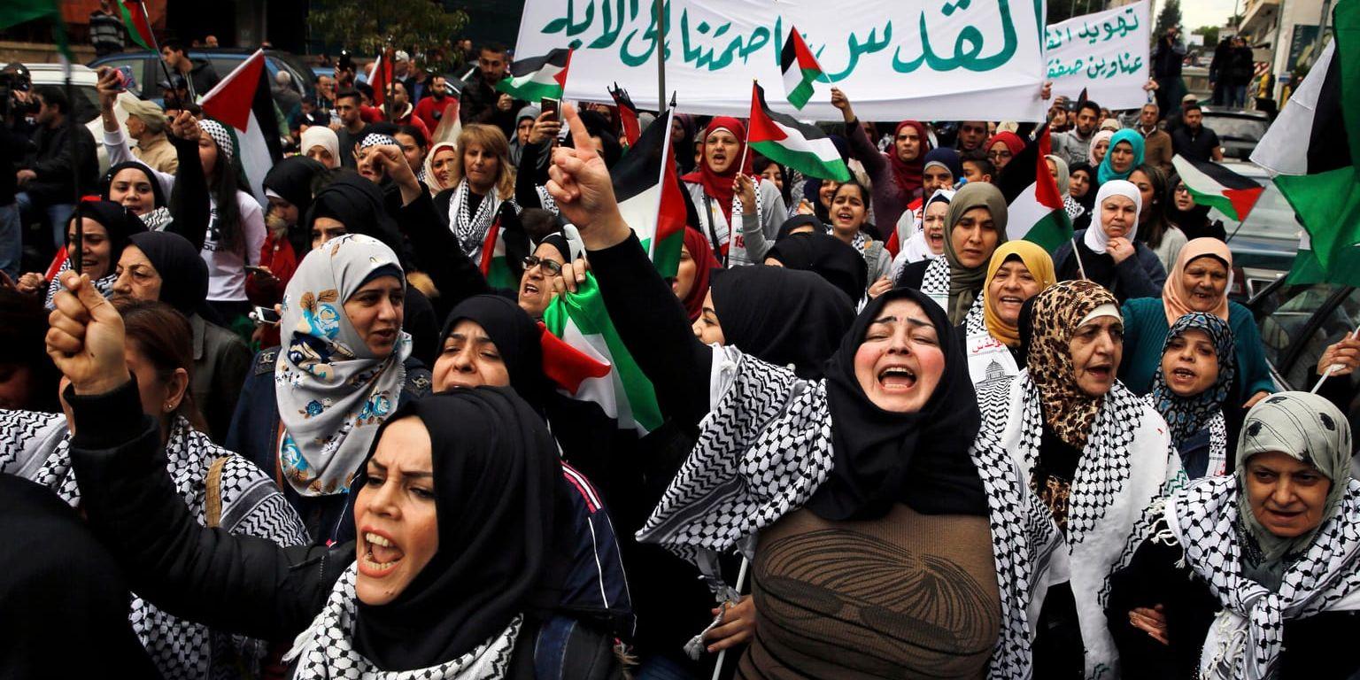 Palestinier och libaneser protesterar i Beirut. Bilden är från en tidigare demonstration som hölls i fredags. Texten på banderollen lyder: "Jerusalem är vår eviga huvudstad".