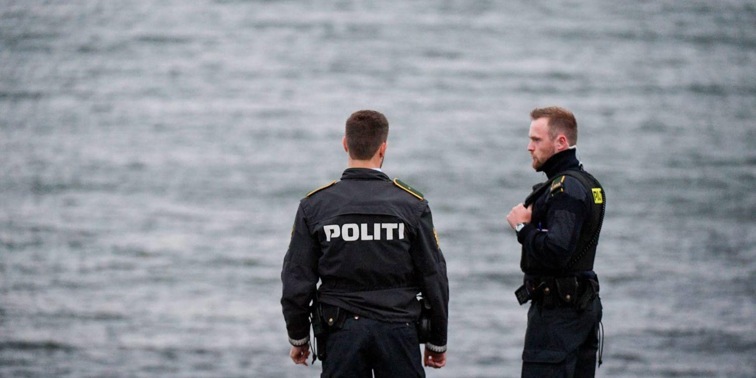 Danska poliser på fyndplatsen på ön Amager, som är en del av Köpenhamn. Här ska nu polisen fortsätta att söka efter fler likdelar. Arkivbild.