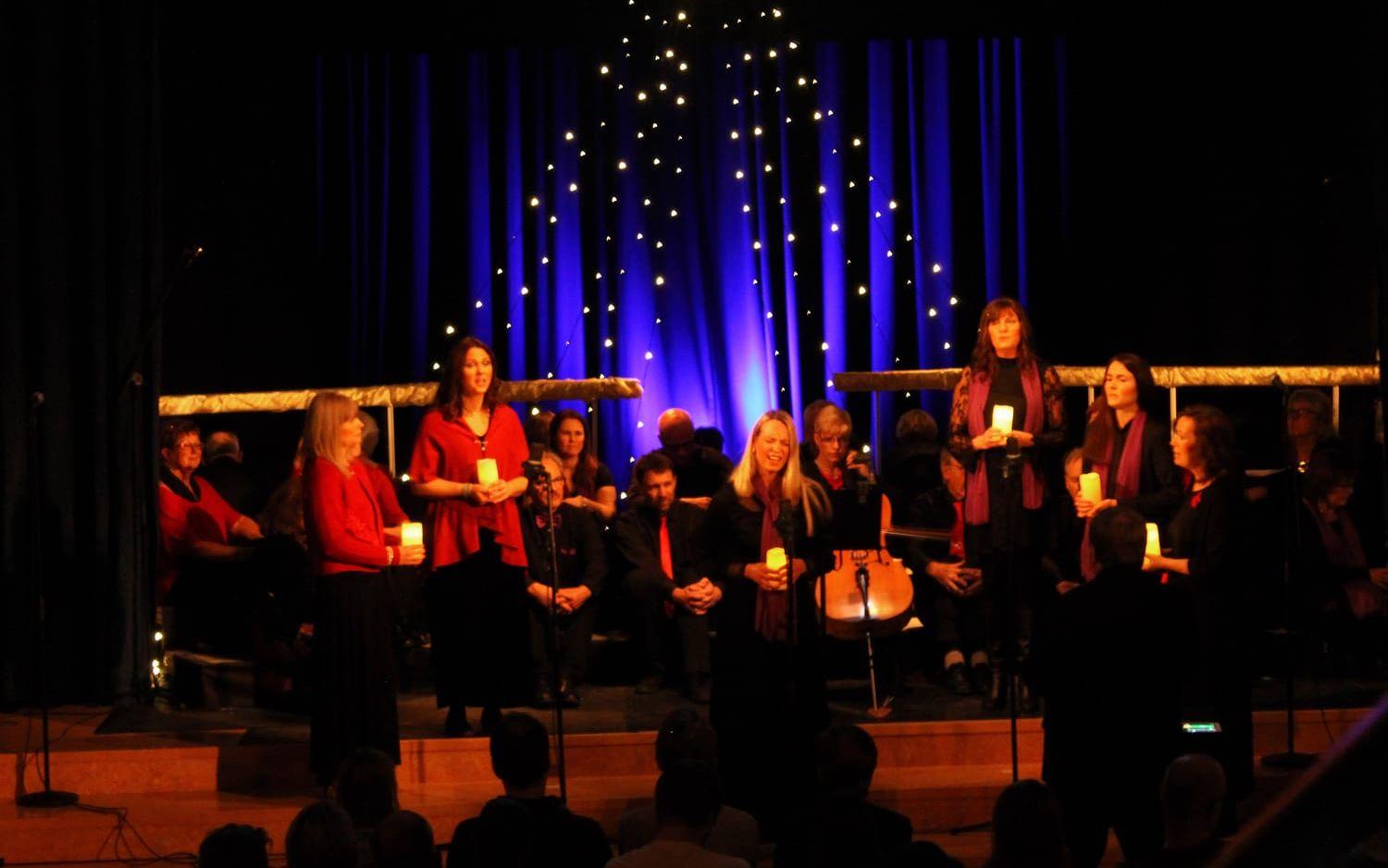 Sex kvinnor ur Tontämjarna framför låten Amazing Grace effektfullt med ljus i händerna.