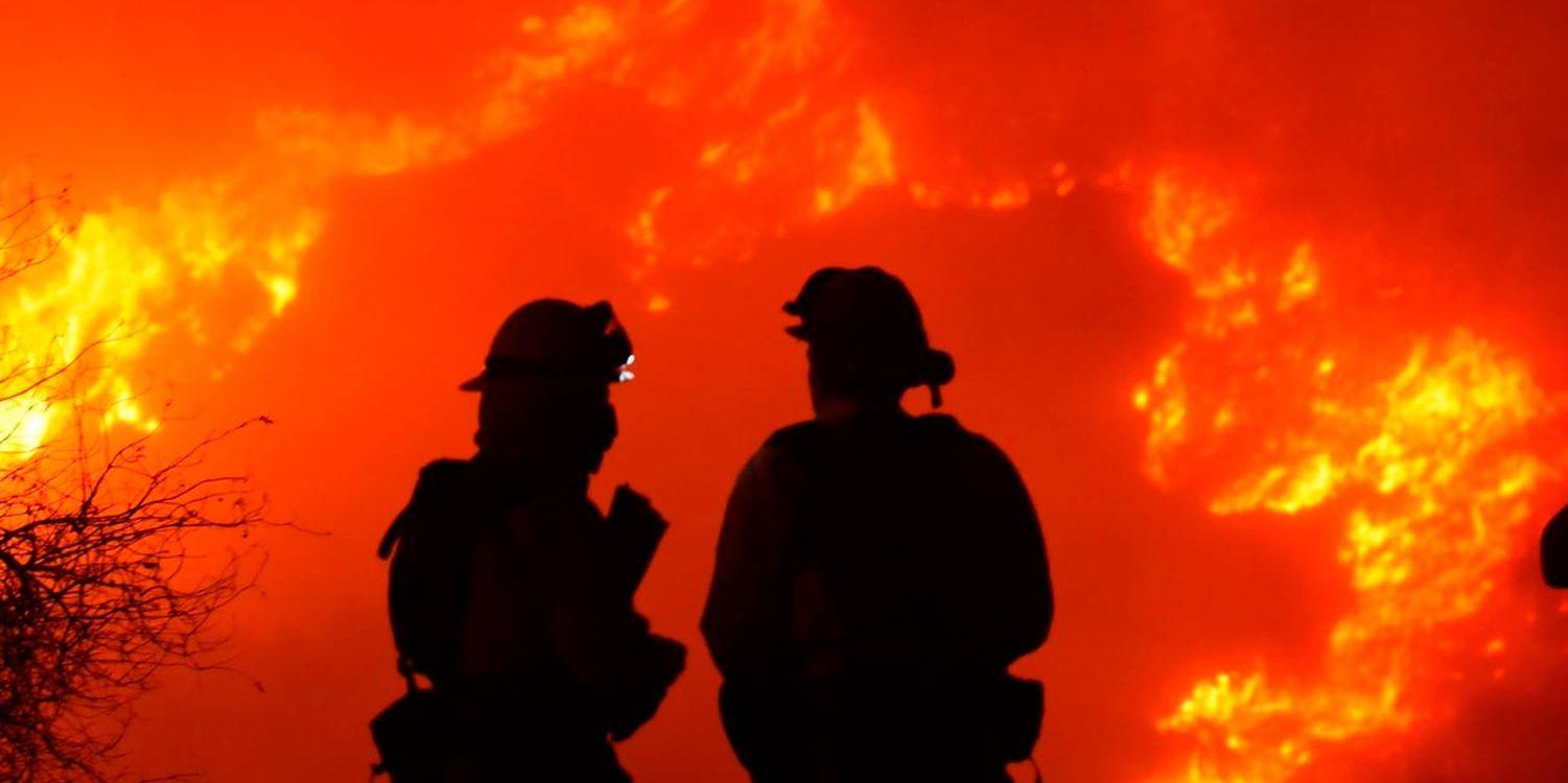 Närmare 6 400 brandmän bekämpar branden i Kalifornien.