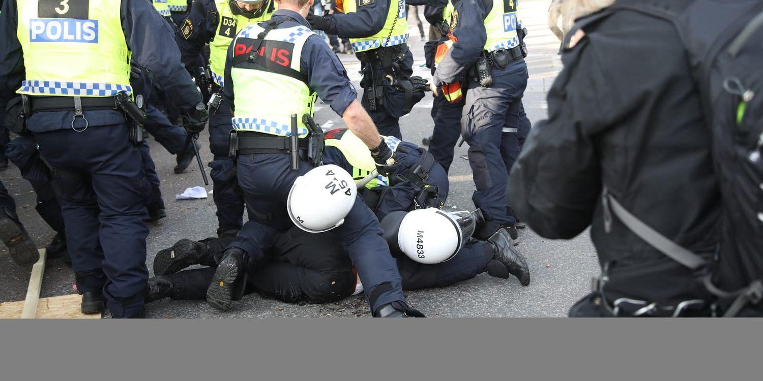 Sammandrabbningar mellan polis och nazister vid Nordiska motståndsrörelsens demonstration i Göteborg.