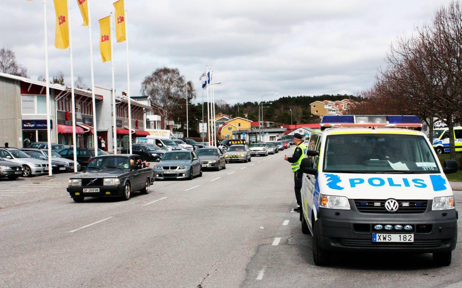 Vid Statoil, Oslovägen, har raggarna slagit upp ett läger. Polisen är på plats. Bild: Thomas Bennelind