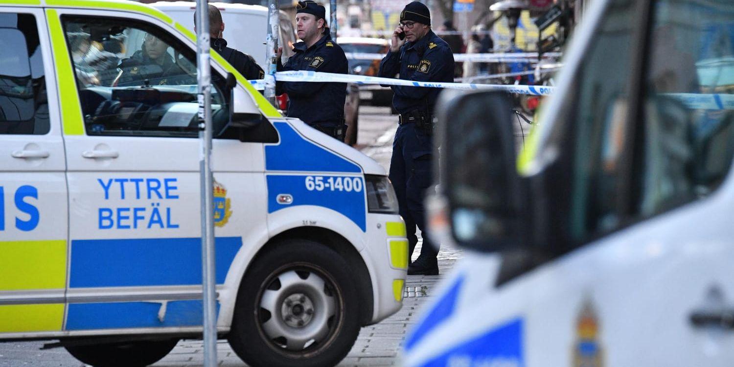 Avspärrningar i centrala Malmö efter att en man hittats skottskadad. Mannen avled senare.