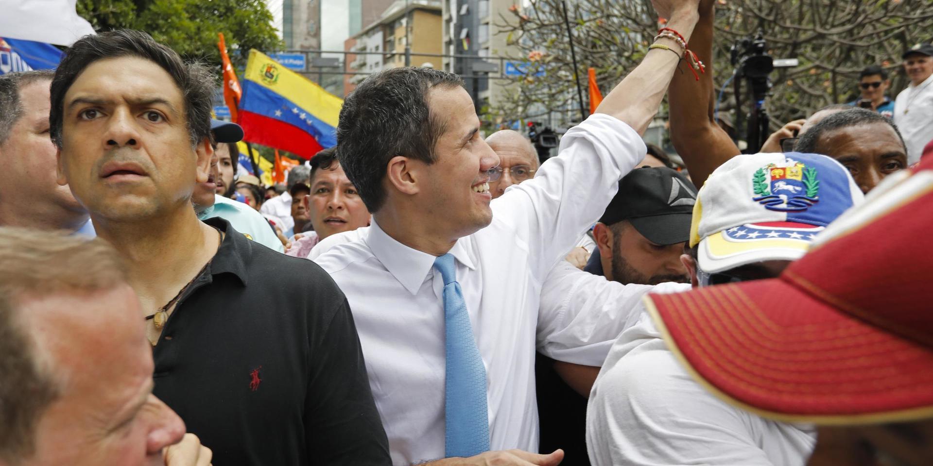 Oppositionsledaren Juan Guaidó hälsar på supportrar i Venezuelas huvudstad Caracas i mars. 