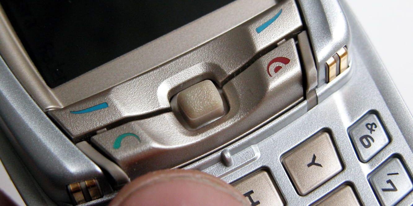 Äldre mobiltelefoner med knappar syns oftare bland barn från låginkomstfamiljer. Arkivbild.