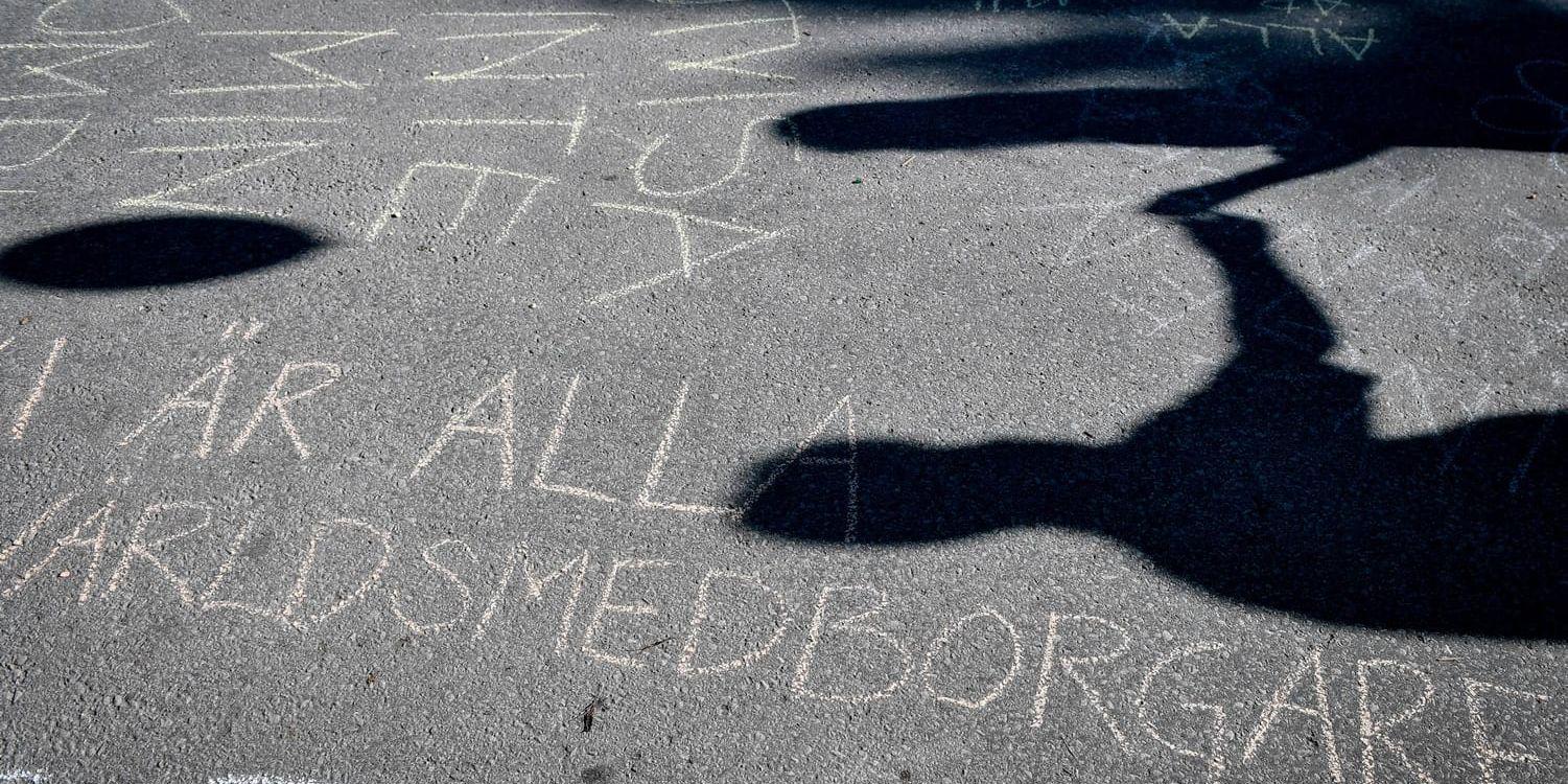 Manifestation mot nazism i form av ord skrivna med krita på asfalten på platsen där Nordiska Motståndsrörelsen (NMR) ska resa sitt tält senare på torsdagen under Almedalsveckan.
