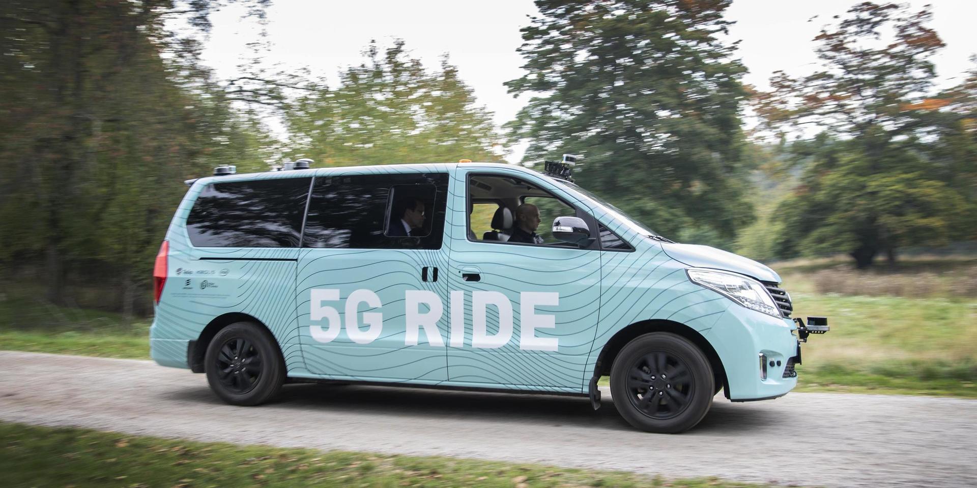 Minibussen är tänkt att demonstrera hur framtidens kollektivtrafik kan se ut med hjälp av 5G.