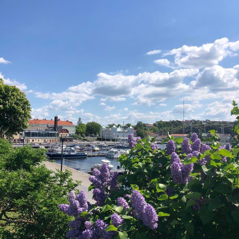 I centrala Strömstad kan du njuta av en vacker inramad vy över Strömstad. 