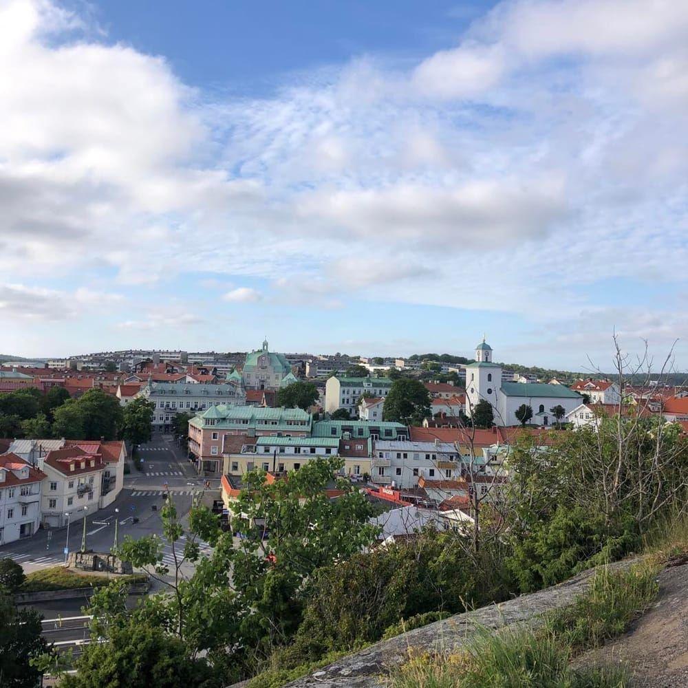 Korpeberget i centrala Strömstad bjuder på fina vyer över stadskärnan. 