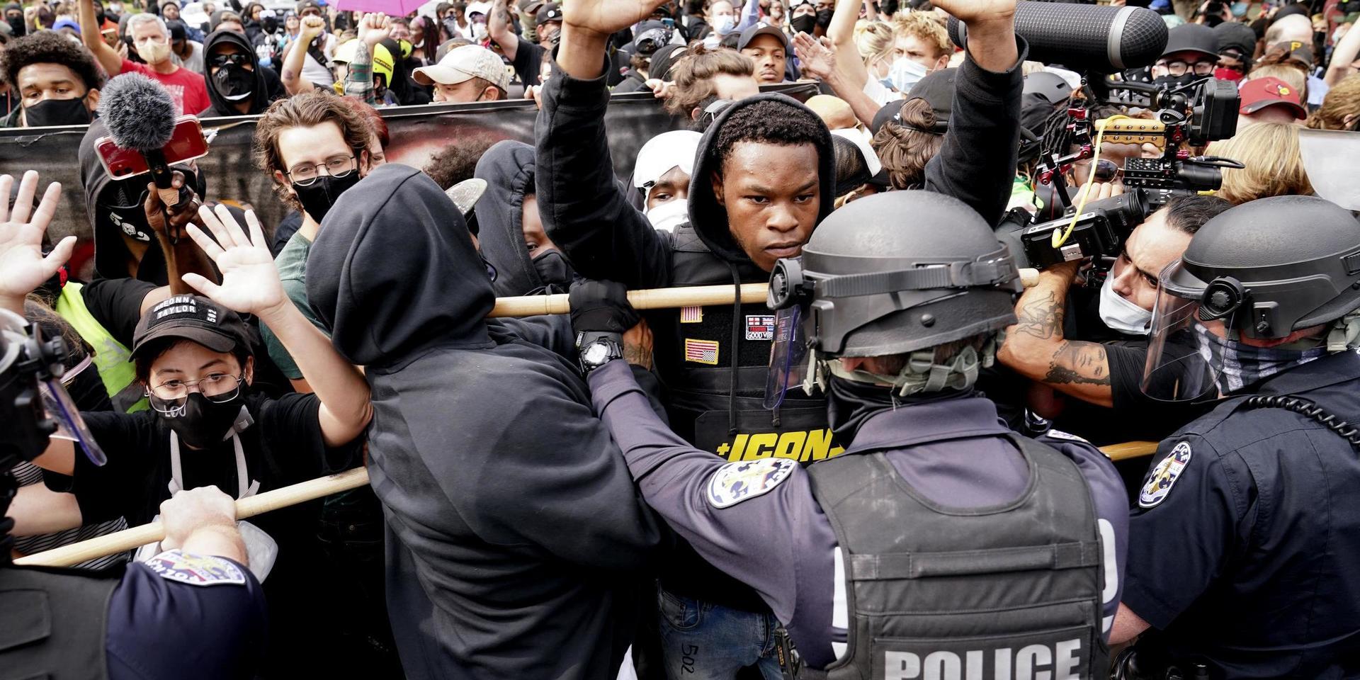 Demonstranter drabbade samman med polis i Louisville, Kentucky.