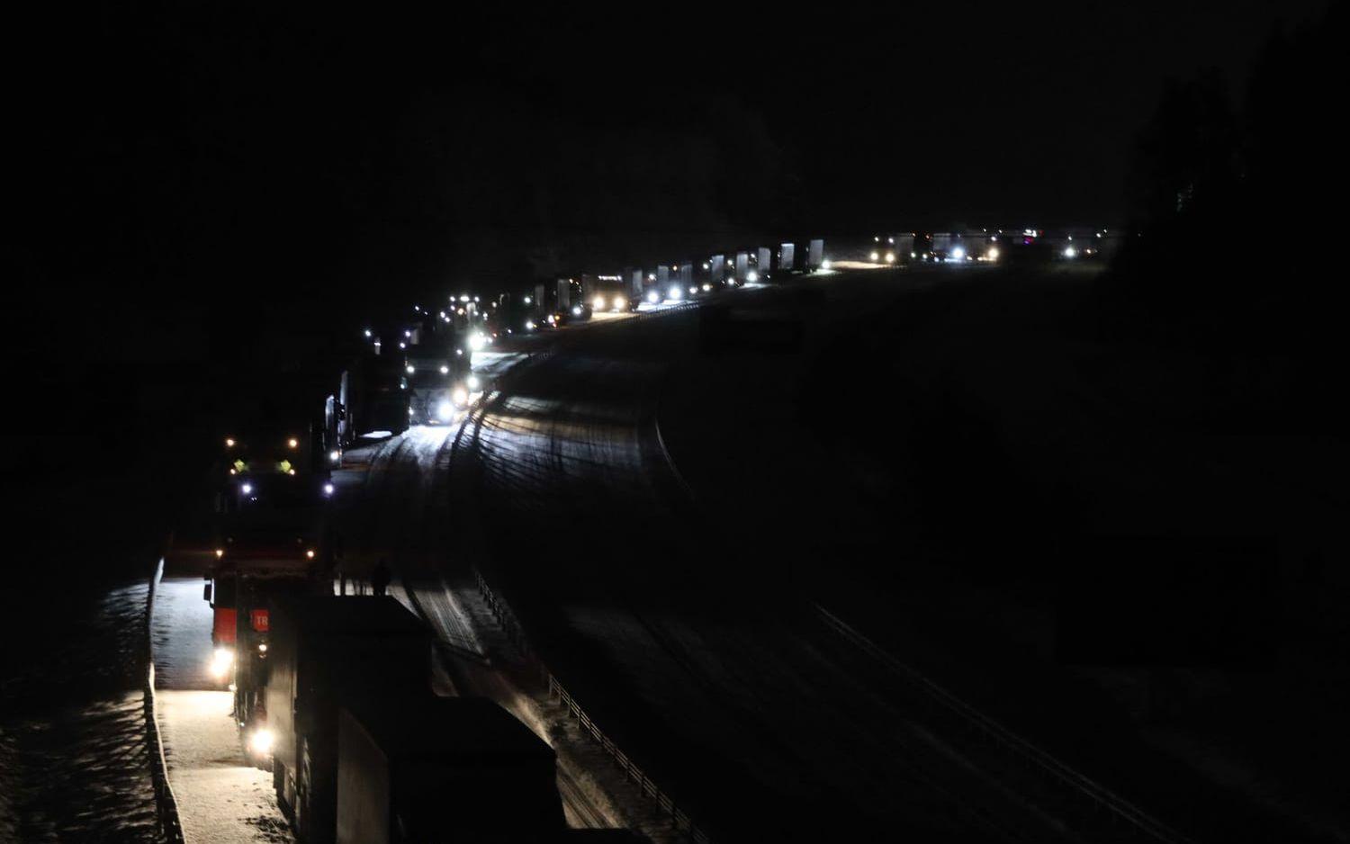 Under kvällen var det milslånga köer efter att lastbilar fastnade i en backe norr om Tanum.