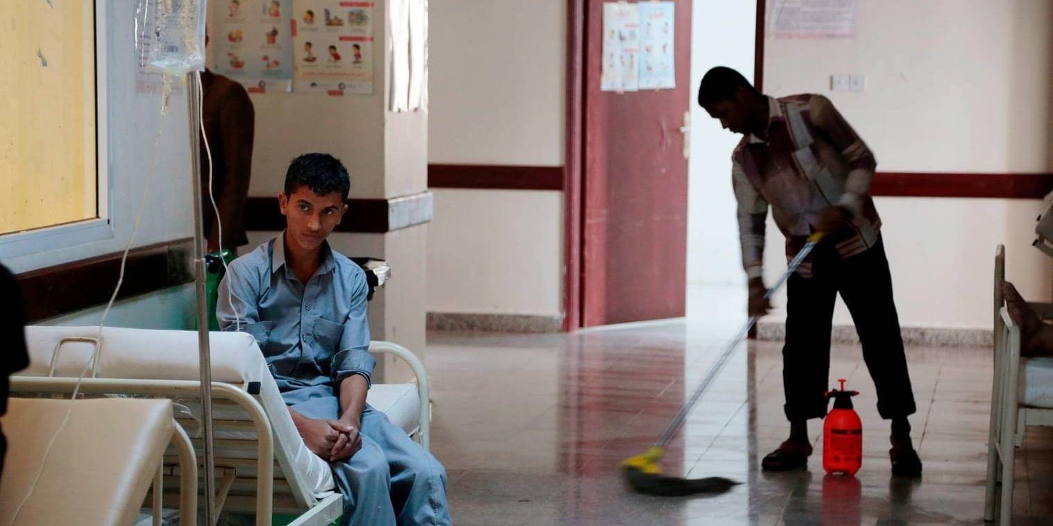 En man behandlas för misstänkt kolera i Jemens huvudstad Sanaa.