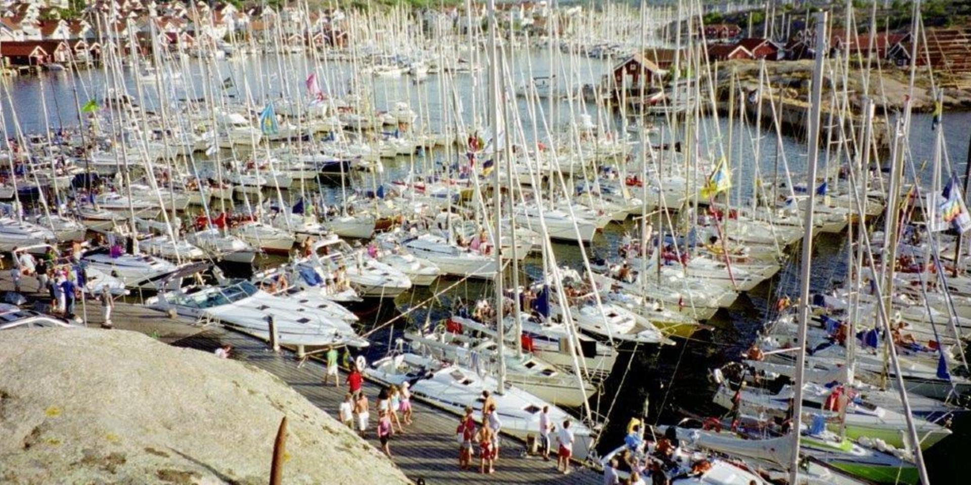 En bild över Norra kajen i Hunnebostrand under tidigt 90-tal där festande ungdomar fick lägga till sina segelbåtar under Vecka 29.