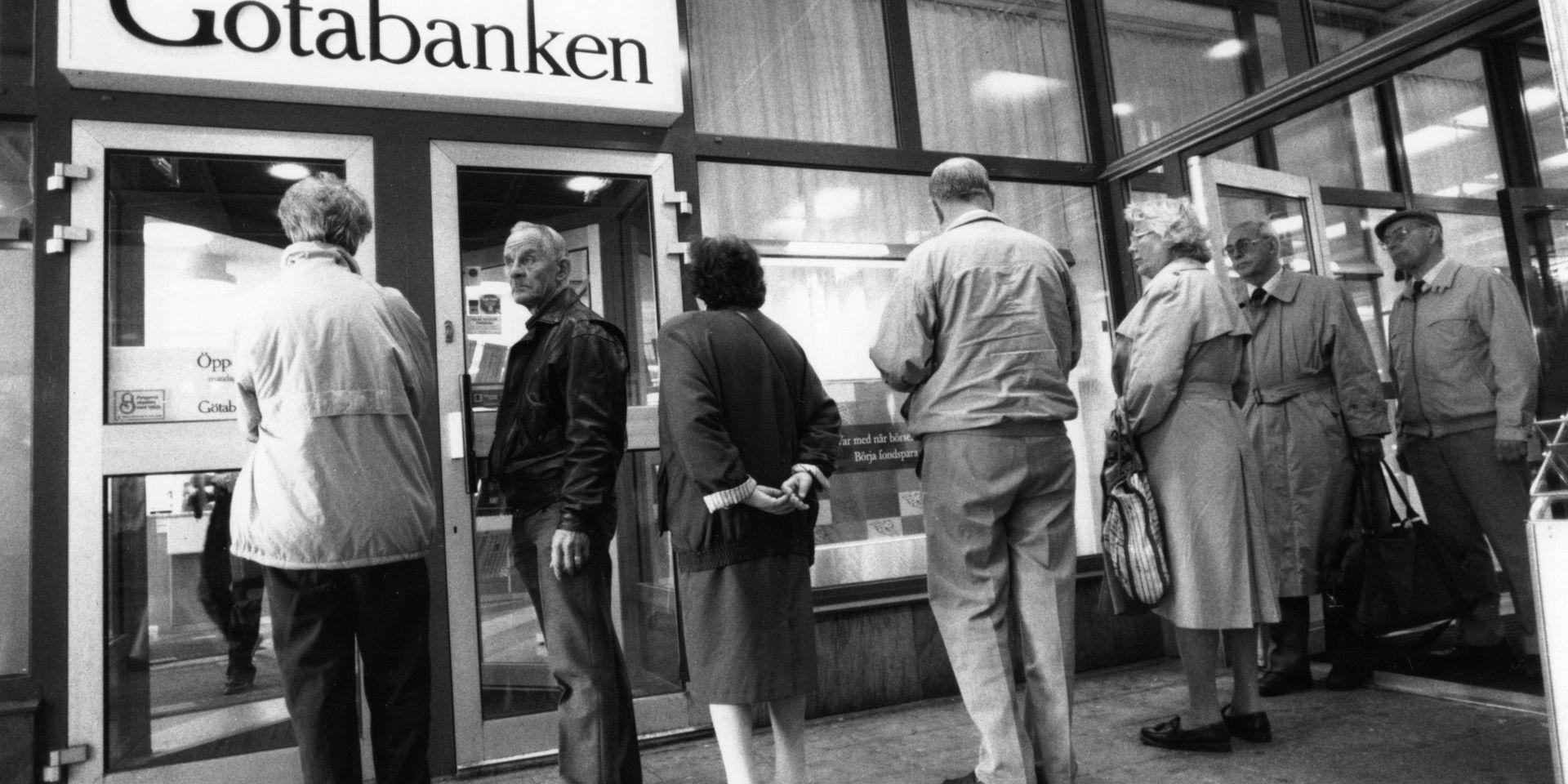Bild tagen 1992 över köande människor vid Götabanken under finanskrisen. Sedan Gota AB gått i konkurs förvärvade staten i december 1992 samtliga aktier i konkursboet.