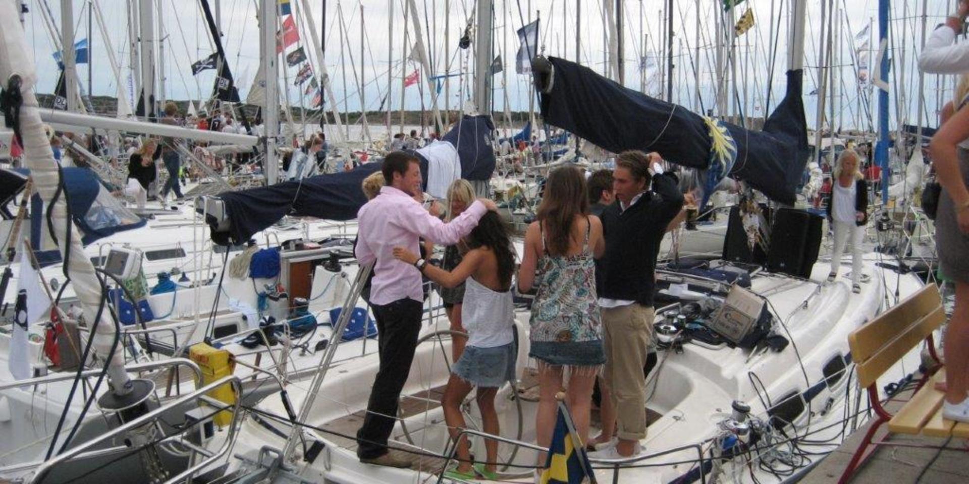 Året 2005 var det över 190 båtar enbart fyllda med ungdomar längs Hunnebostrands gästhamns norra kaj. Detta var dock början till slutet för seglarveckan.