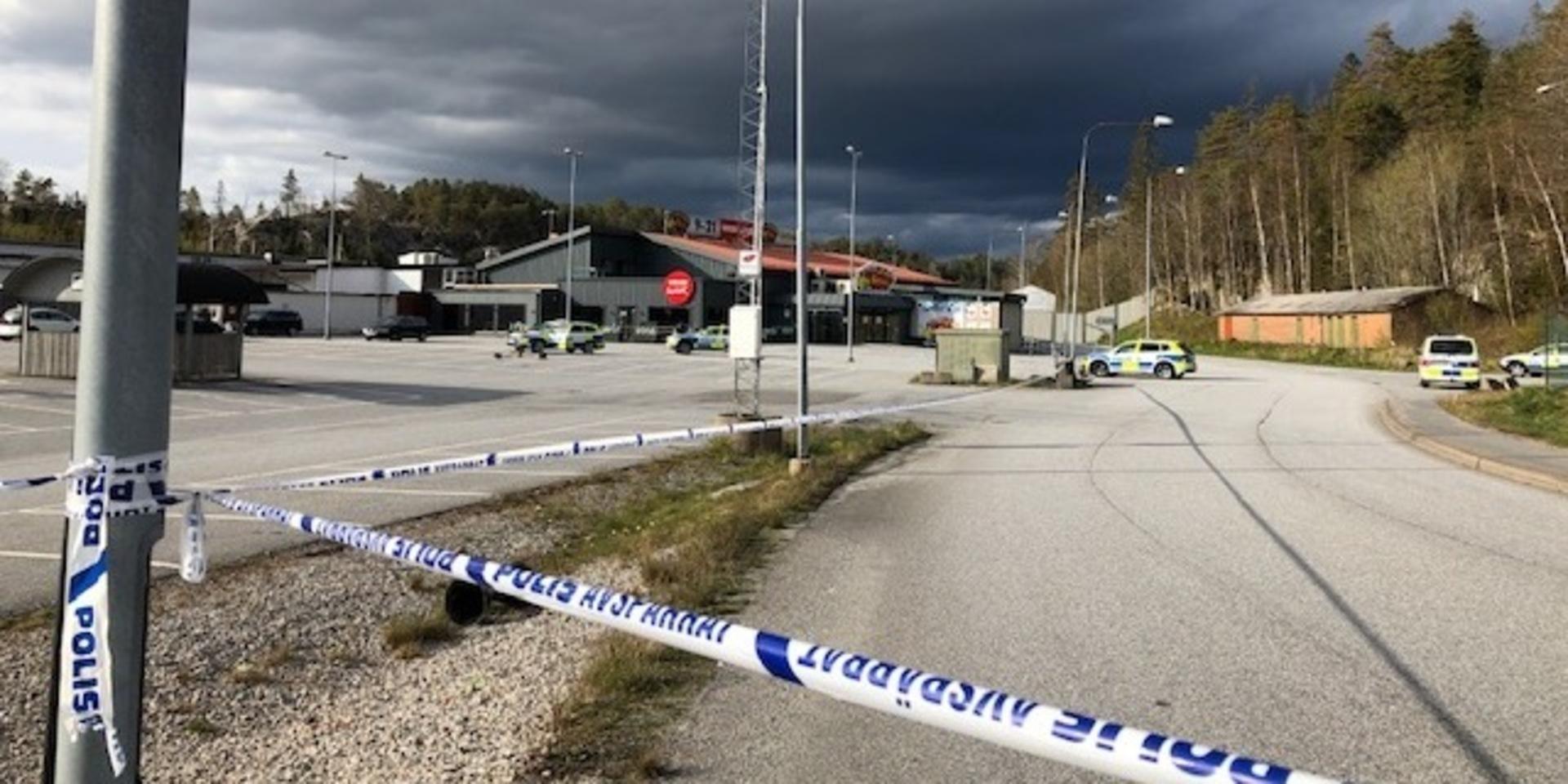Polisen har inlett en teknisk undersökning efter att man skjutit en knivman vid Svinesunds handelsområde norr om Strömstad på fredagseftermiddagen.