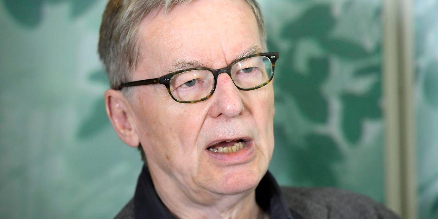 Anders Olsson, tillförordnad ständig sekreterare för Svenska akademien, ger beskedet att Litteraturpriset inte delas ut i år.