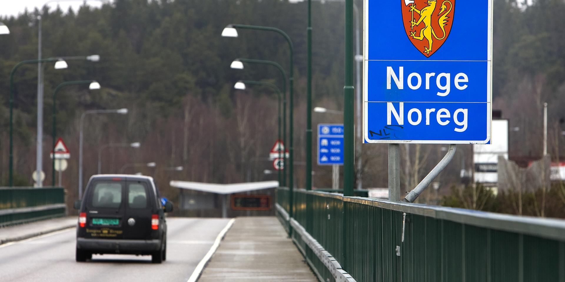 Norska regeringen har beslutat bland annat att fortsatt hålla gränsen stängd, för att minska risken för smittspridning.