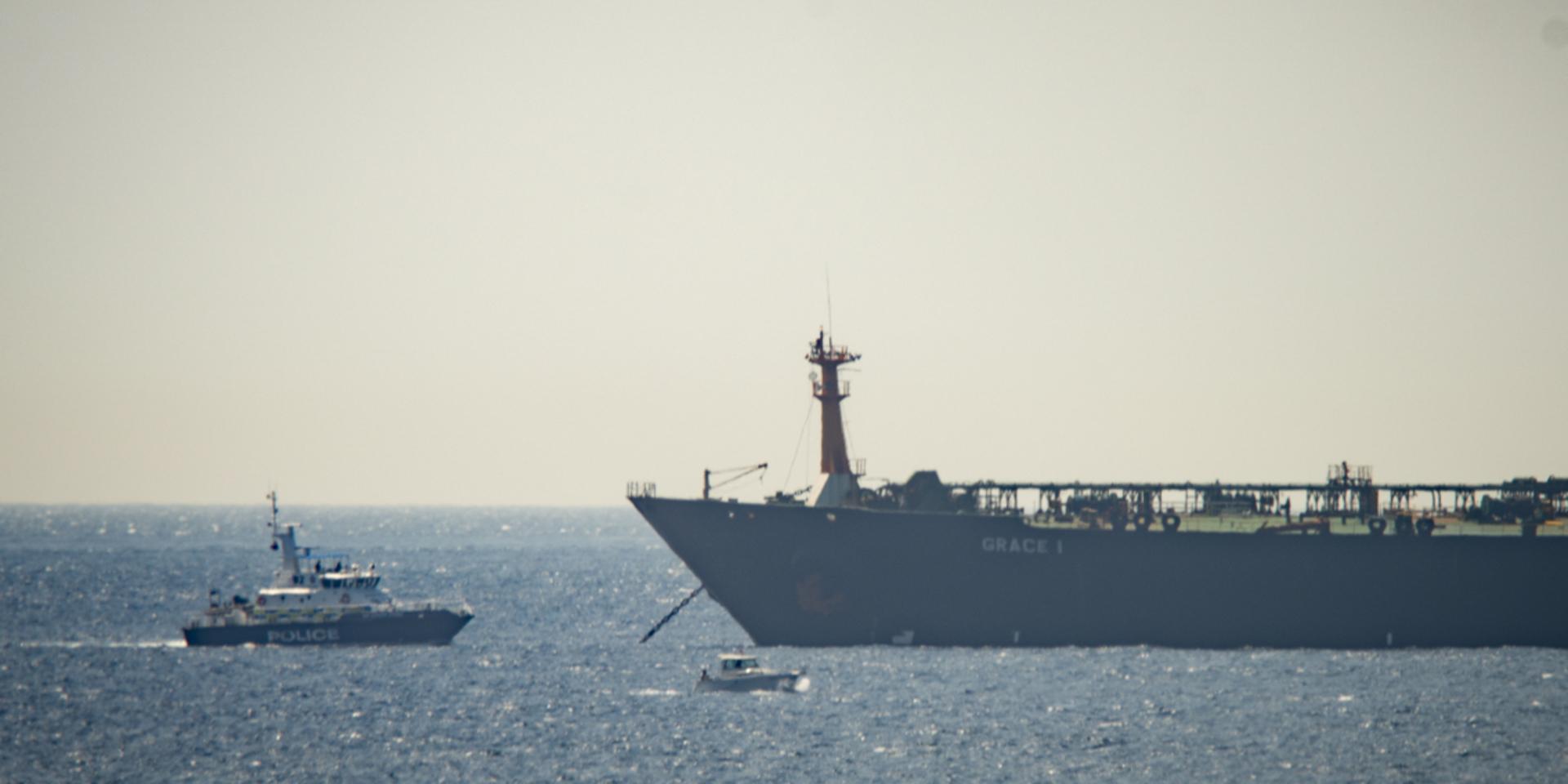 Den iranska beslagtagna oljetankern Grace 1 (till höger) i vattnen utanför Gibraltar den 4 juli. Arkivbild.