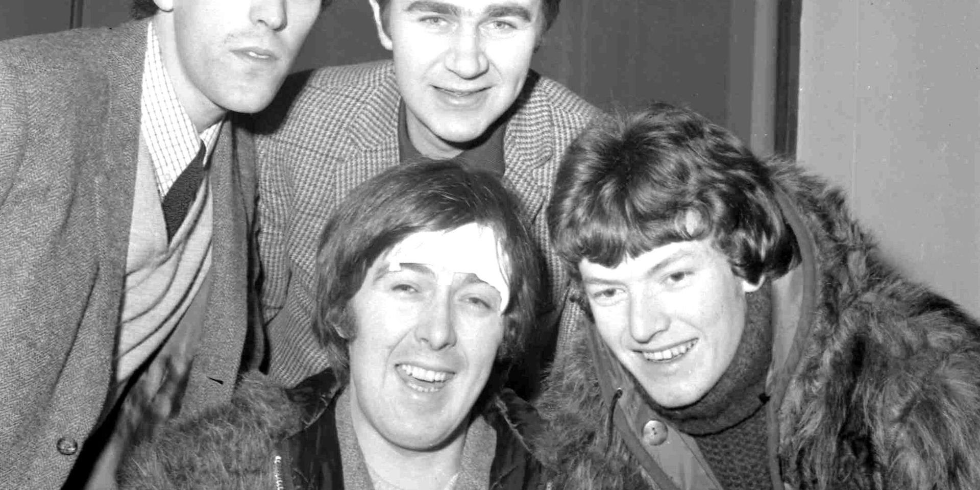 Spencer Davis, i mitten, med en omplåstrad panna efter en bilolycka, tillsammans med övriga medlemmar i The Spencer Davis Group. Året är 1966. Arkivbild.