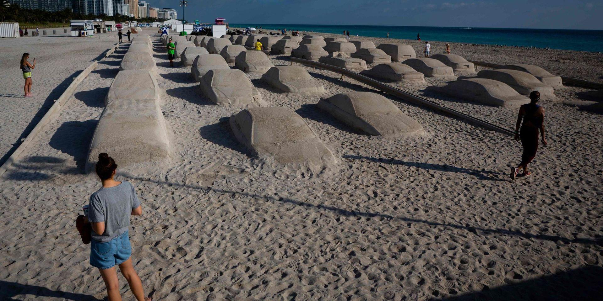 Besökare passerar den temporära installationen från artisten Leandro Erlich på Miami Beach. 