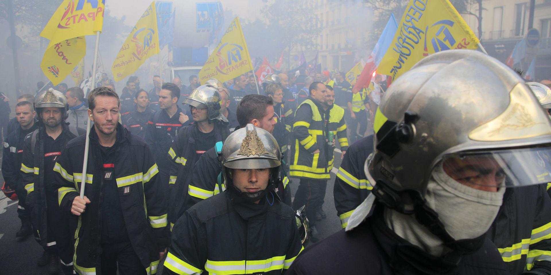 Brandmän på marsch i Paris på tisdagen med krav på bättre villkor. 