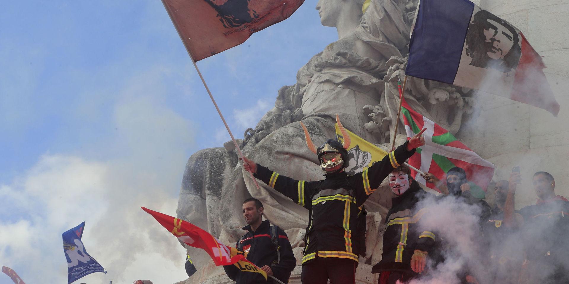 Brandmän i tisdagens protest i Paris. 