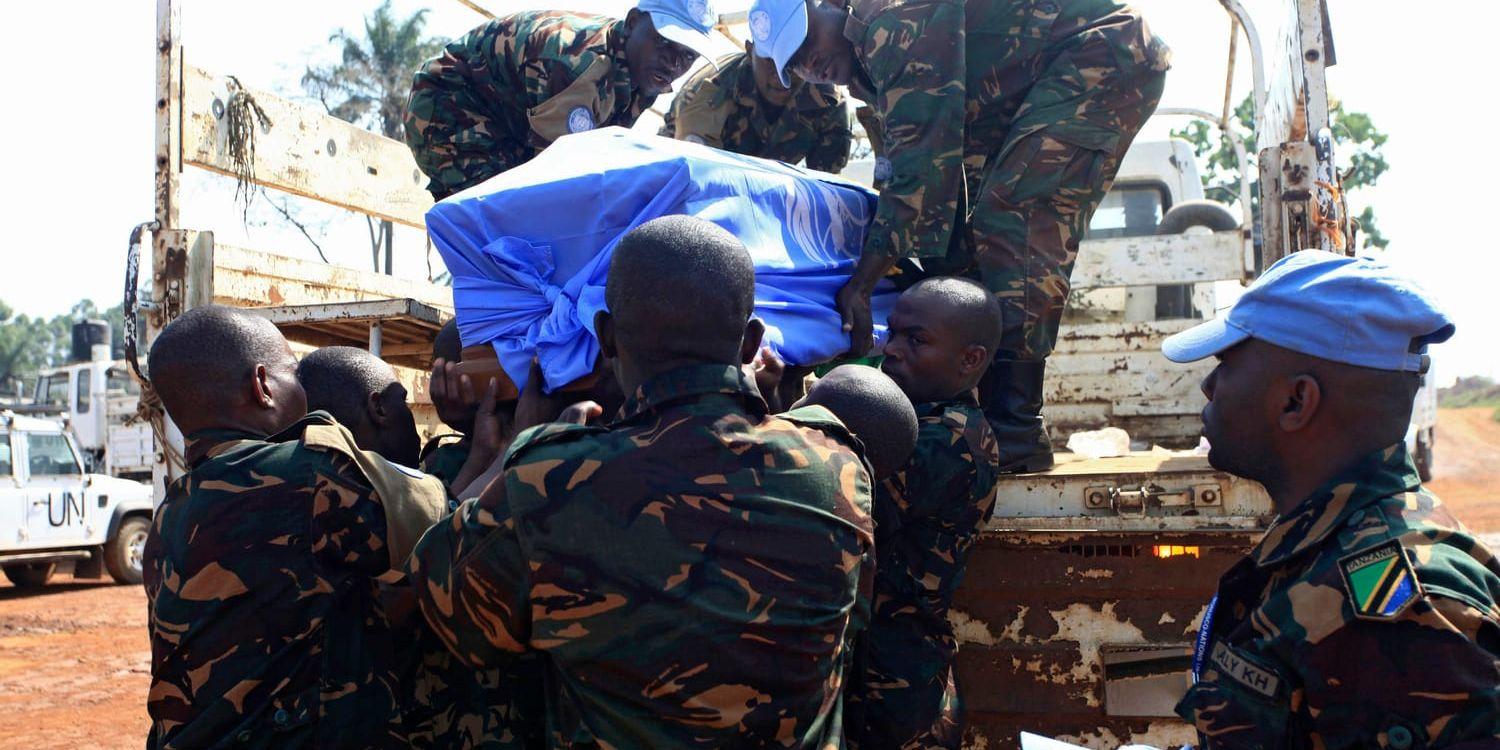 FN-soldater lastar av en kista vid en ceremoni i Kongo-Kinshasa på måndagen.