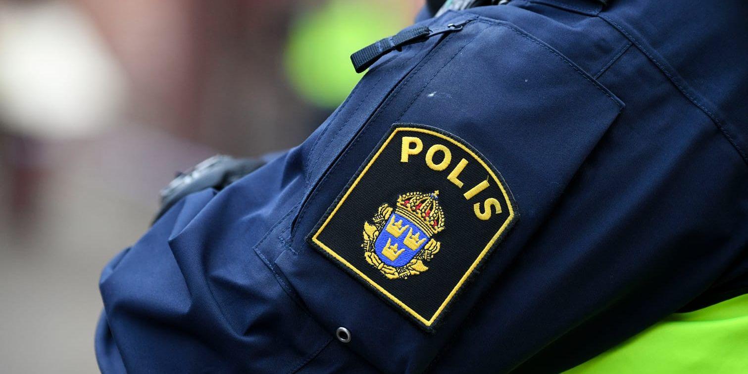 Två poliser skulle kontrollera en bil i Uddevalla när föraren försökte smita från platsen. Bilden är en arkivbild. 