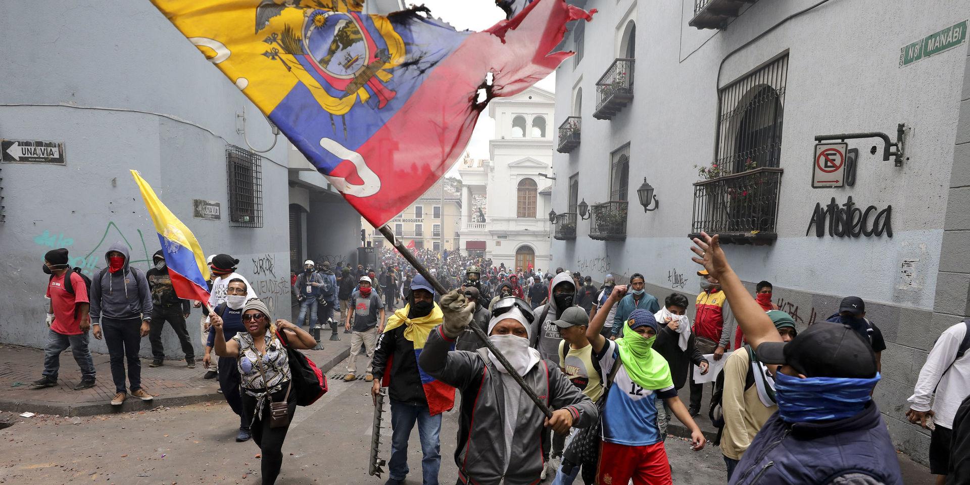 Demonstranter tågar i Quito. 
