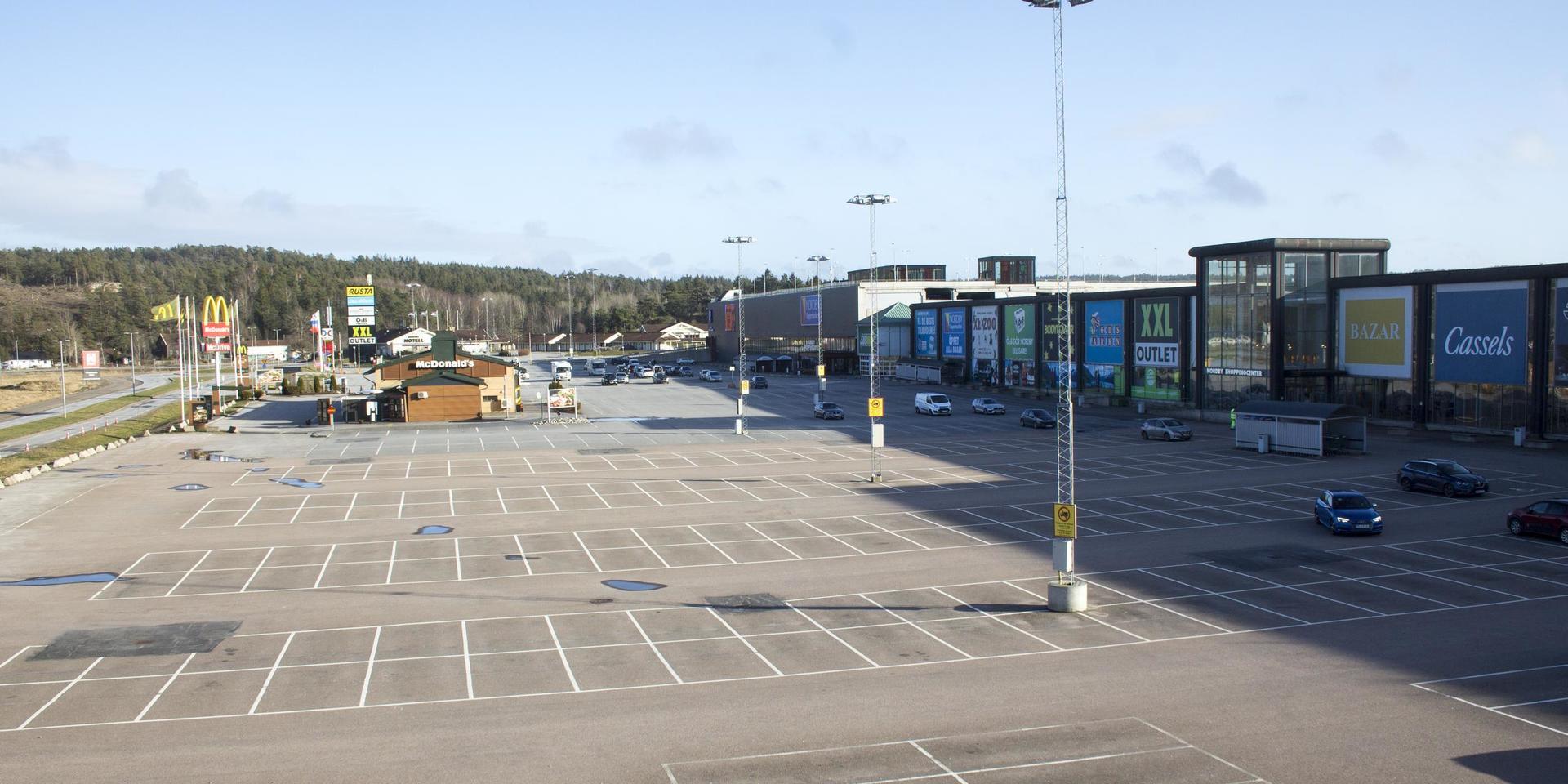 De tomma parkeringsplatserna på Nordby köpcentrum nära norska gränsen talar sitt tydliga språk – köpcentrumet har tappat det mesta av sin omsättning på grund av den stängda gränsen.