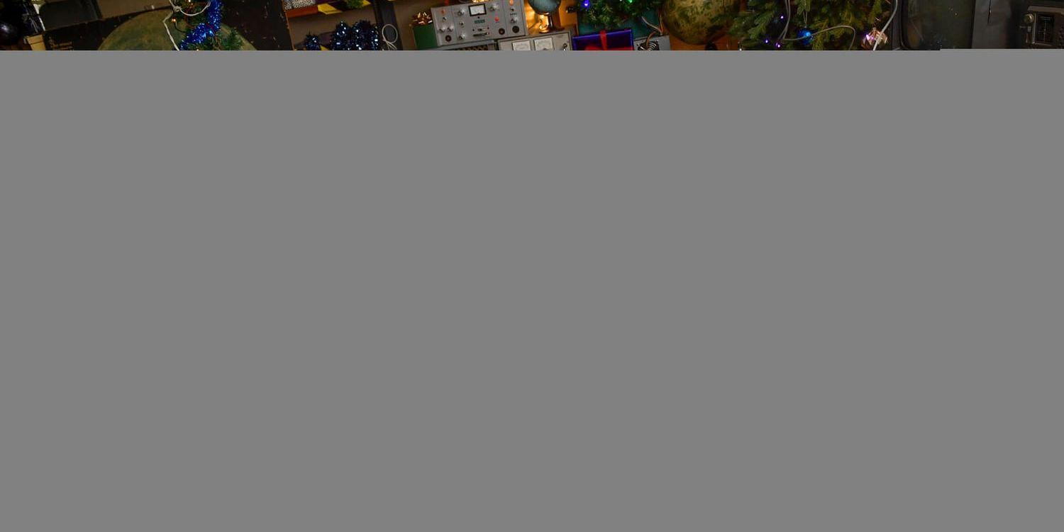 Roboten Gorby tillsammans med Felice Jankell, Eva Rydberg, Naima Palmaer, Monna Orraryd och Vincent Wettergren som alla gör olika roller i årets julkalender "Jakten på tidskristallen".