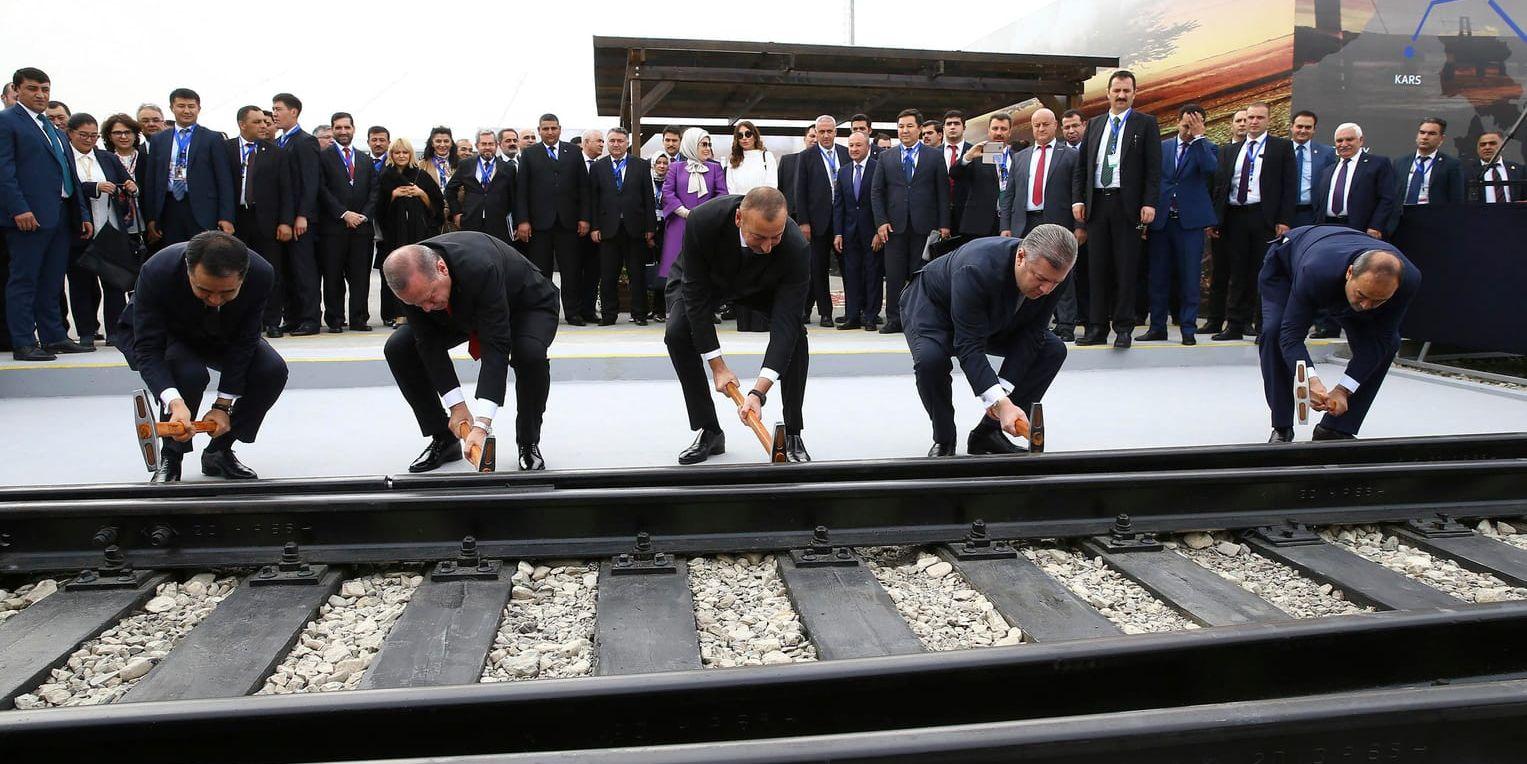 Turkiske presidenten Recep Tayyip Erdogan (andra från vänster) azeriske Ilham Aliyev (mitten) och Georgiens premiärminister Giorgi Kvirikasjvili (andra till höger) inviger bygget av den nya järnvägen.