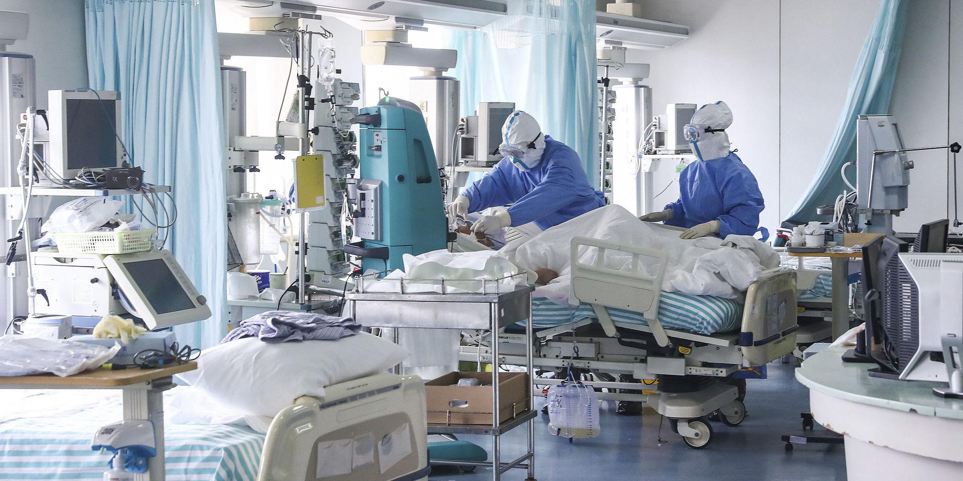 Vårdpersonal behandlar smittade patienter på Ditansjukhuset i Peking. 
